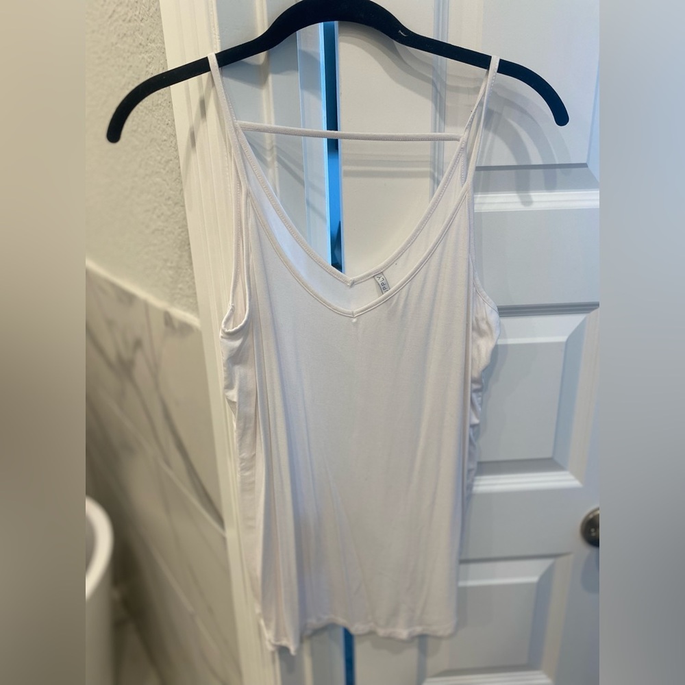 Z Supply White Tank. Medium.